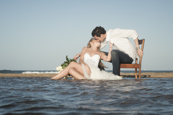 couple kissing on the beach  - Foto, afbeelding