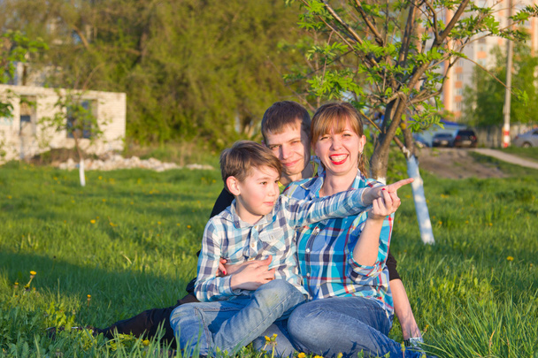 Familie sitzt auf dem Gras im Park - Foto, Bild