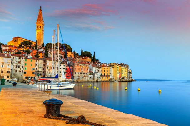 ロヴィニ旧市街、イストリア半島地域、クロアチア、ヨーロッパと素晴らしい日の出  - 写真・画像