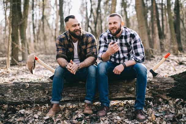hombres barbudos en un bosque
 - Foto, imagen