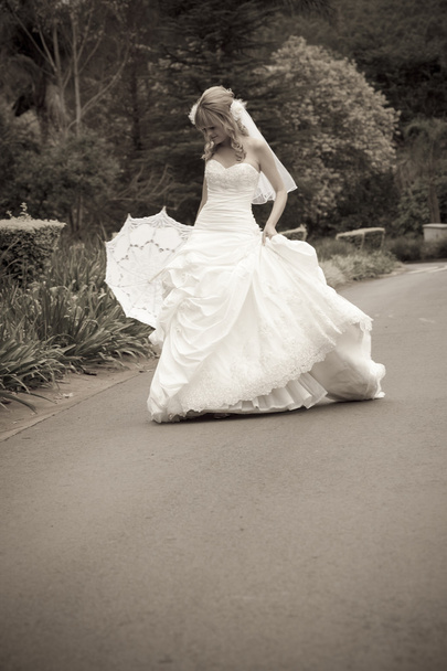 Beautiful bride with umbrella - Valokuva, kuva