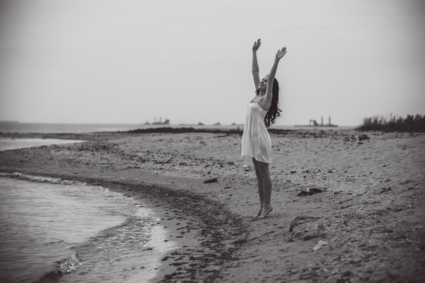 Gelukkige vrouw op strand - Foto, afbeelding