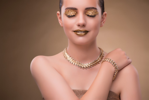 Κομψή γυναίκα με κοσμήματα στην έννοια της μόδας - Φωτογραφία, εικόνα