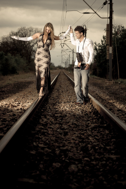 couple on train tracks  - Zdjęcie, obraz