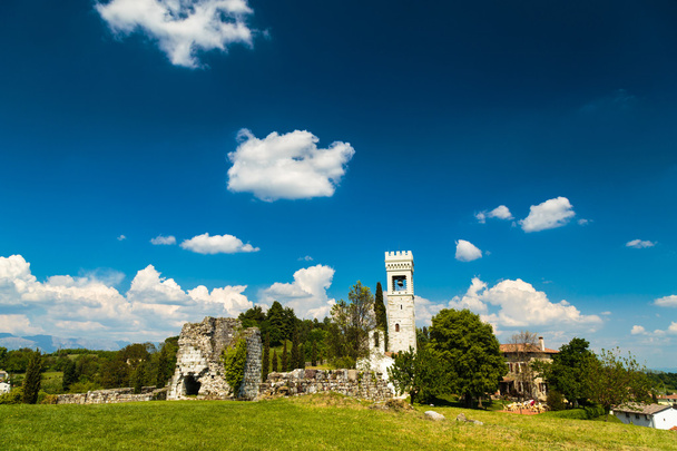 Стародавні і зруйнований замок в італійської сільській місцевості - Фото, зображення