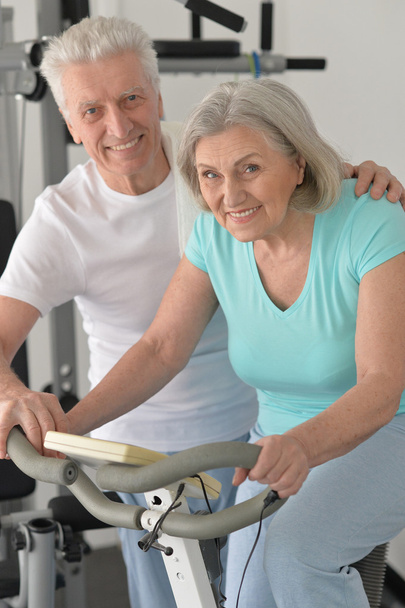 starší pár, cvičení v tělocvičně - Fotografie, Obrázek