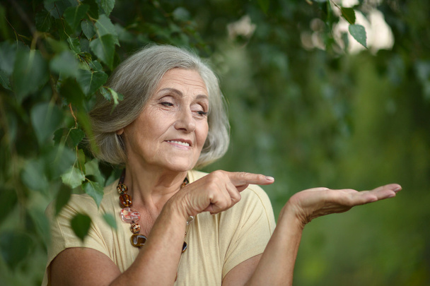Starszy kobieta w zieleni parku - Zdjęcie, obraz