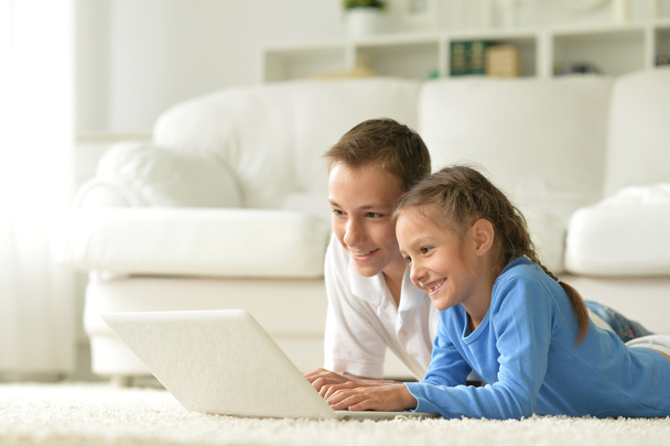 děti s laptop doma - Fotografie, Obrázek