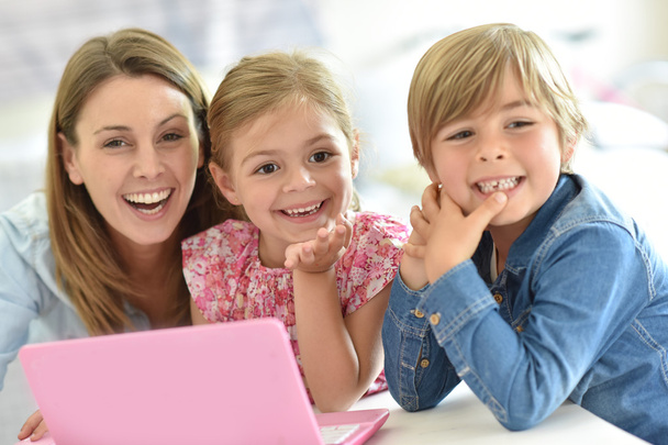 Bambini con mamma che gioca sul computer portatile
  - Foto, immagini