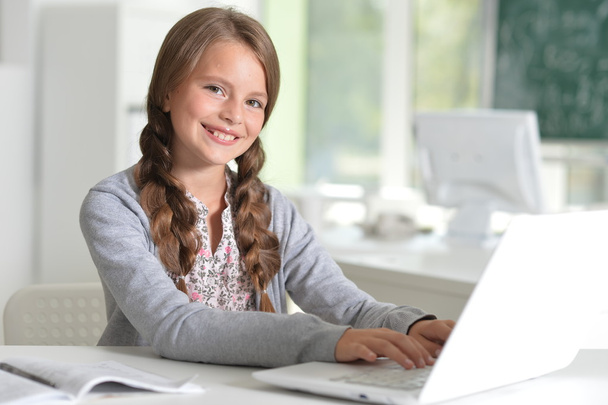 menina bonito usando computador portátil
 - Foto, Imagem