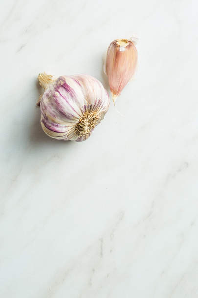The fresh garlic on kitchen table. - Foto, imagen
