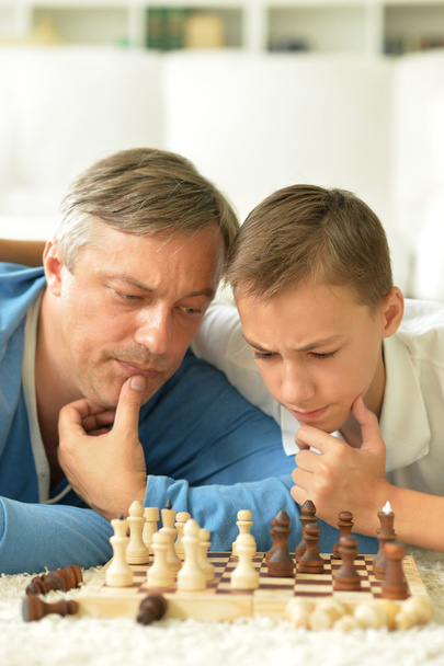 father and son playing chess - Fotoğraf, Görsel
