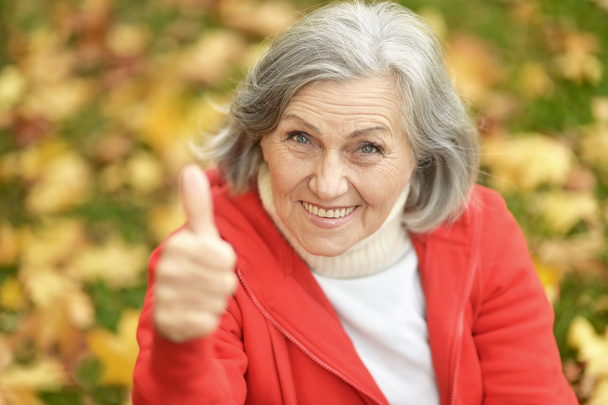 Senior woman showing thumb up - Foto, afbeelding