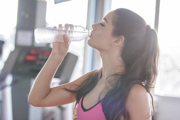sporty woman drinking mineral water - Фото, зображення