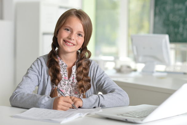 χαριτωμένο κορίτσι που χρησιμοποιούν φορητό υπολογιστή - Φωτογραφία, εικόνα