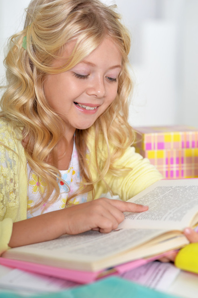Estudiante chica con libros
  - Foto, Imagen