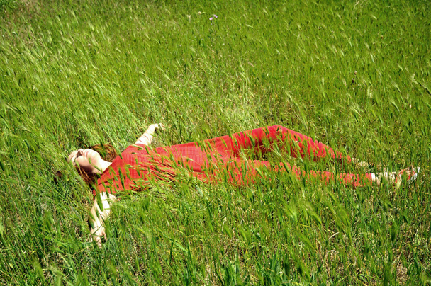 Girl in grass - Valokuva, kuva