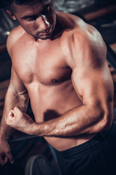 Male bodybuilder flexing his muscles - Foto, Imagem