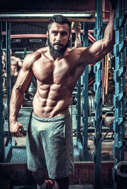 muscle man in gym - Foto, afbeelding