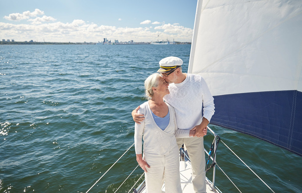 pareja mayor besándose en barco de vela o yate en el mar
 - Foto, Imagen