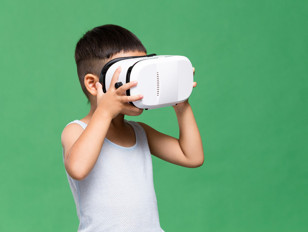 sanal gerçeklik kulaklık ile küçük çocuk - Fotoğraf, Görsel