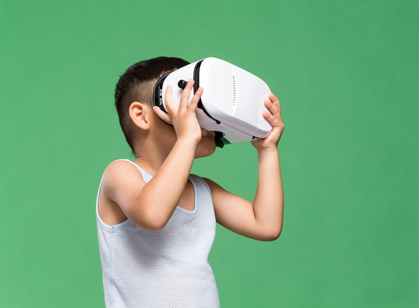 μικρό αγόρι με σετ κεφαλής εικονικής πραγματικότητας - Φωτογραφία, εικόνα