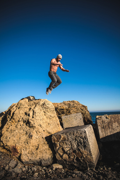 homme effectuant freerunning saut
  - Photo, image