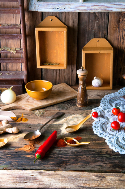 farbenfrohe aromatische Gewürze in alter rustikaler Küche - Foto, Bild