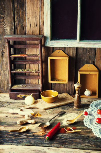 Especiarias aromáticas coloridas na antiga cozinha rústica
 - Foto, Imagem