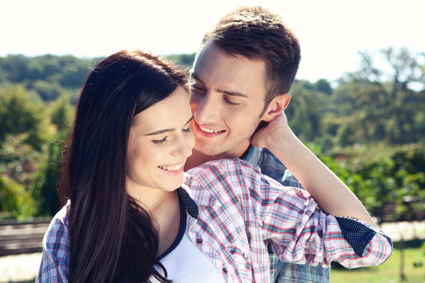 Portrait de jeune couple heureux se regardant. - Photo, image