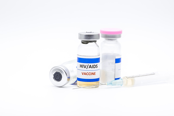 Vacuna hipotética contra el SIDA o el VIH con jeringa sobre fondo blanco
 - Foto, Imagen