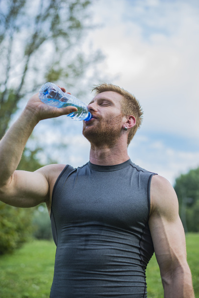 Молодой спортсмен пьет воду
 - Фото, изображение