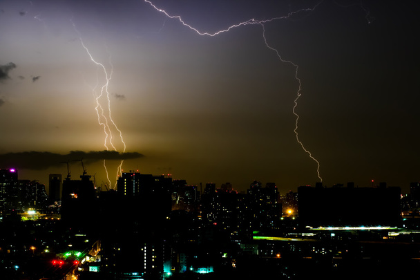 Drammatico fulmine temporale sul cielo orizzontale e paesaggio urbano
 - Foto, immagini