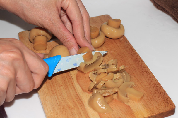 champignon mantar salamura içinde pişirmeye hazır kesme - Fotoğraf, Görsel