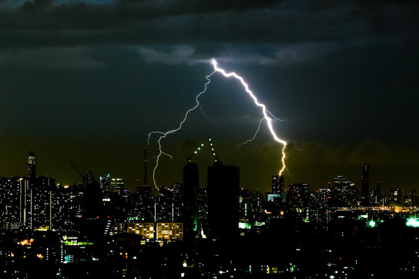 Грозовой шторм, освещающий горизонтальное небо и городской пейзаж
 - Фото, изображение