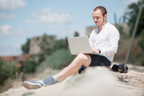 Mladý úspěšný muž pracuje na notebooku - Fotografie, Obrázek