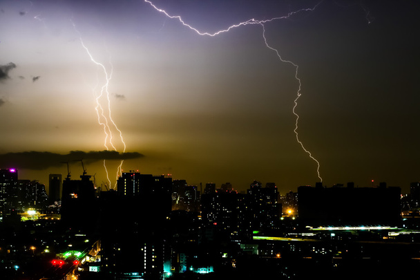 Thunder storm verlichting bout op de horizontale hemel en city scape - Foto, afbeelding