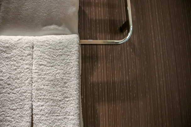 suszenie ręczników na kolei w łazience z bliska - Zdjęcie, obraz