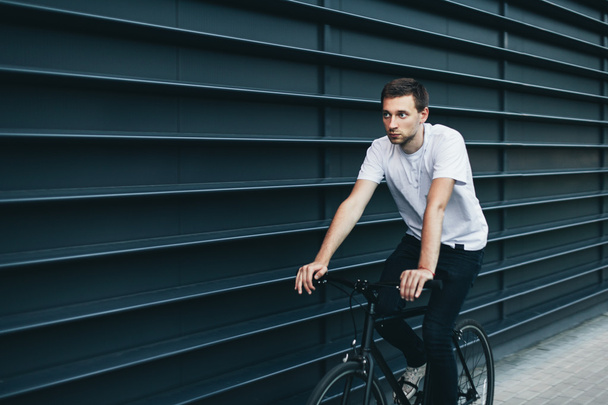 Man rides fixed gear bicycle - Zdjęcie, obraz