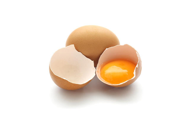 Закрыть разбитое яйцо на белом фоне
 - Фото, изображение