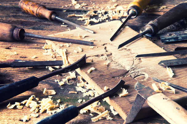 Cinceles y pieza de madera tallada en taller de carpintería tradicional
 - Foto, imagen