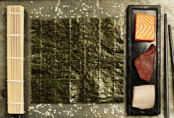 asortyment surowej ryby i składników do tworzenia sushi - Zdjęcie, obraz