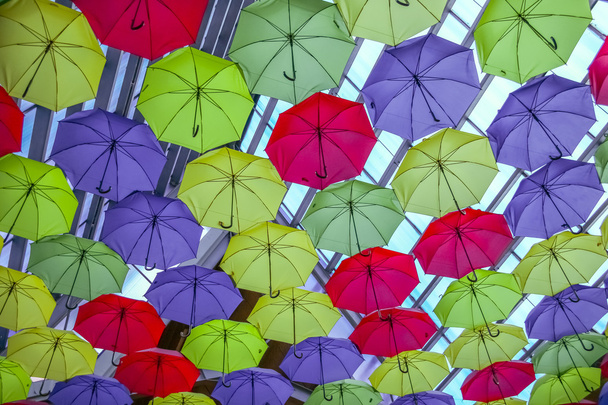vue du bas d'un fond de parapluie coloré sur le toit du plafond
 - Photo, image