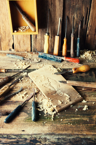 Dłuta i rzeźbione kawałek drewna w tradycyjnym stolarski - Zdjęcie, obraz