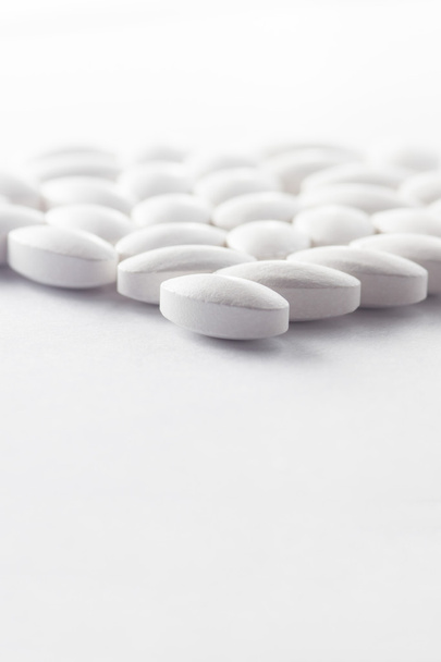 Múltiples píldoras que representan el tratamiento médico o pahrmaceutical ind
 - Foto, Imagen