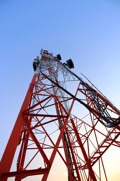 Antenne voor telefonische communicatie in heldere hemel overdag. - Foto, afbeelding