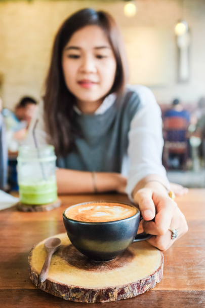 Nuori aasialainen tyttö juo kahvia Hipster kahvila
 - Valokuva, kuva