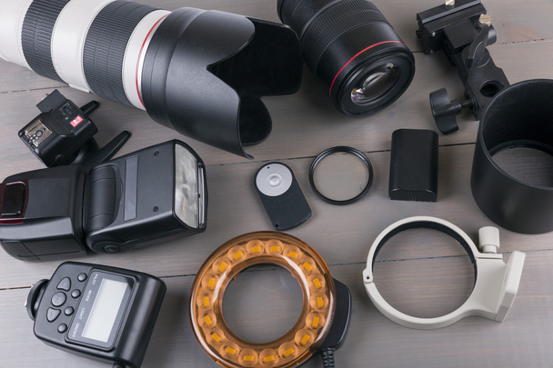 lentes y equipos fotográficos sobre fondo de madera
 - Foto, imagen