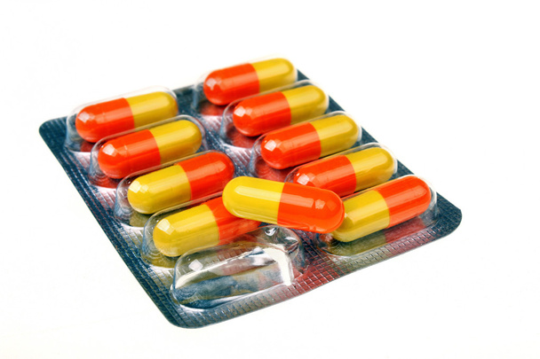 Színű tabletta és kapszula elszigetelt - Fotó, kép