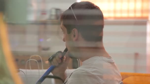 άνθρωπος καπνίζει ένα ναργιλέ - Πλάνα, βίντεο